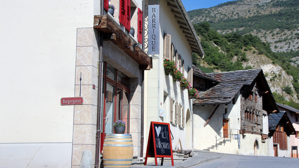 Restaurant Barrique von Oskar Mathier-Oggier mit gedeckten Tischen und Weinflaschen