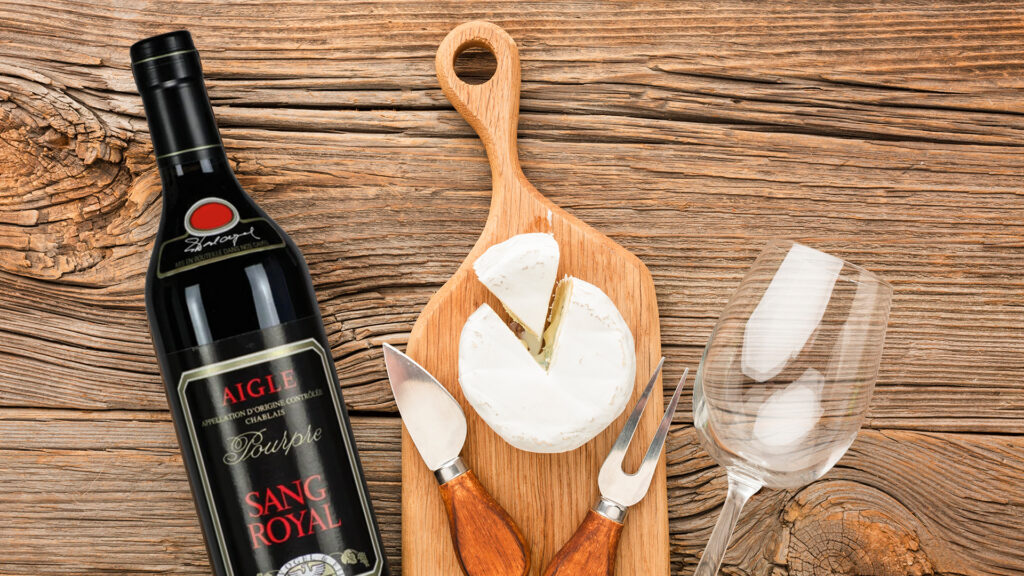 Flasche Aigle Les Poupres Sang Royal von Waldvogel Weine mit Käseplatte