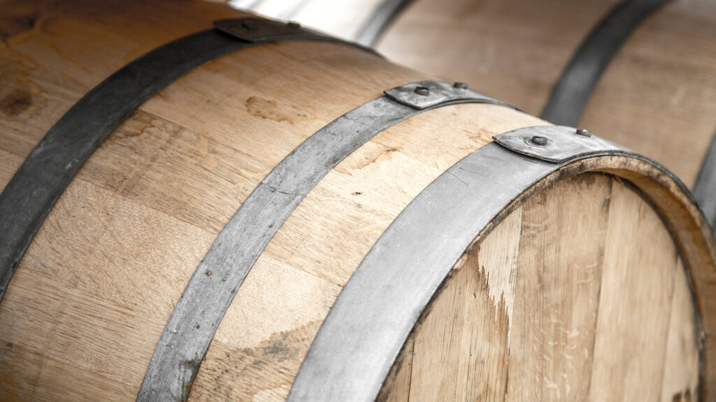 Weinkeller mit Barriquefässern im Weingut Frauenkopf