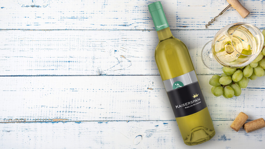 Bouteille de Riesling Sylvaner du domaine Kaiserspan placée sur une table blanche