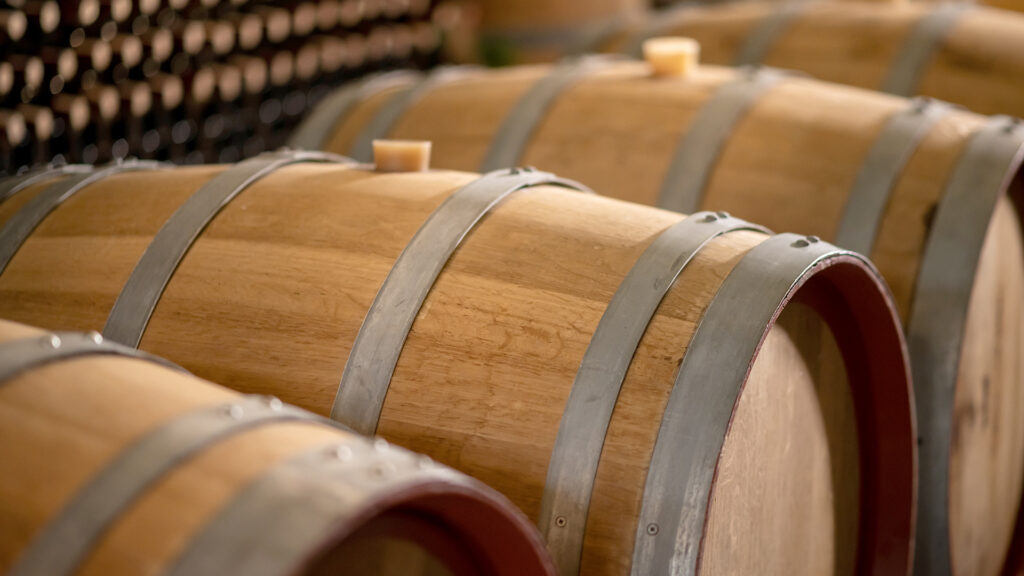 Eichenfass in Weinregion Rioja Weinberg mit Qualitätsstufen Kennzeichnung