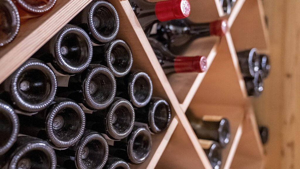 Weinregion Rioja Weinflaschen im Weinhandel bereit für internationalen Versand