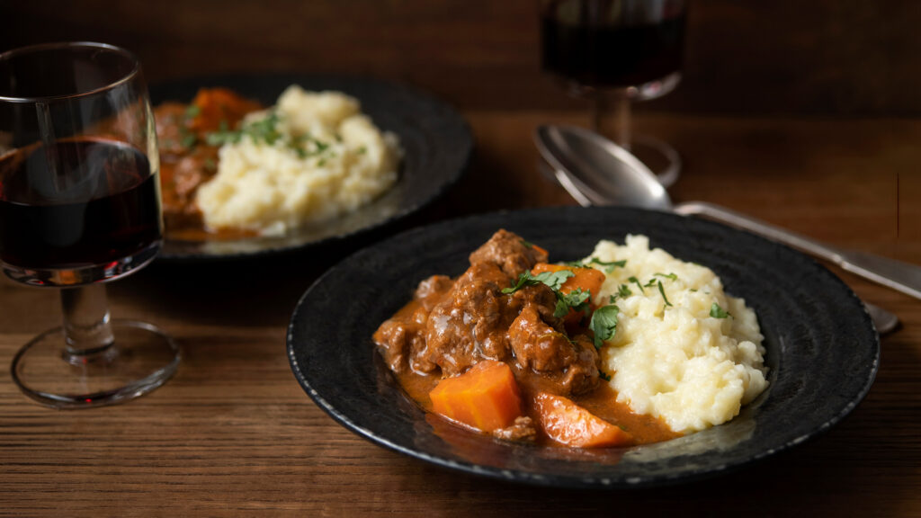 Rotwein und Wildschweinragout als Foodpairing aus der Weinregion Toskana