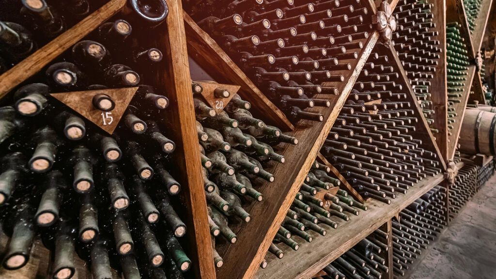 Weinlager von Cusumano – Reifung und Lagerung sizilianischer Weine