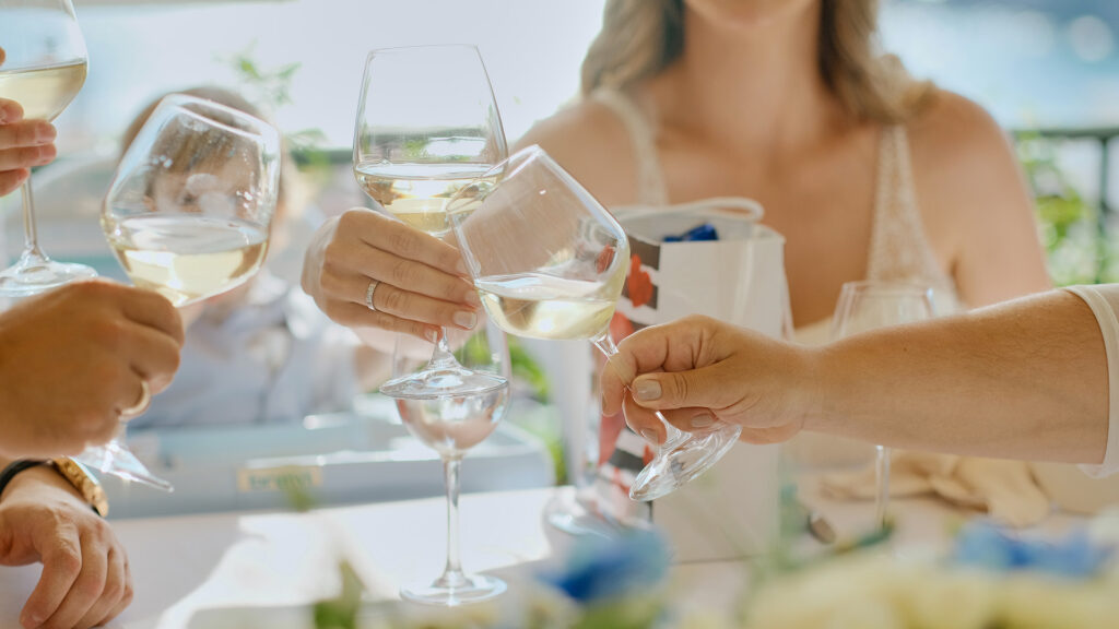 pinot-grigio-rebsorte-menschen-trinken-pinot-gris-ritschard-weine-weisswein