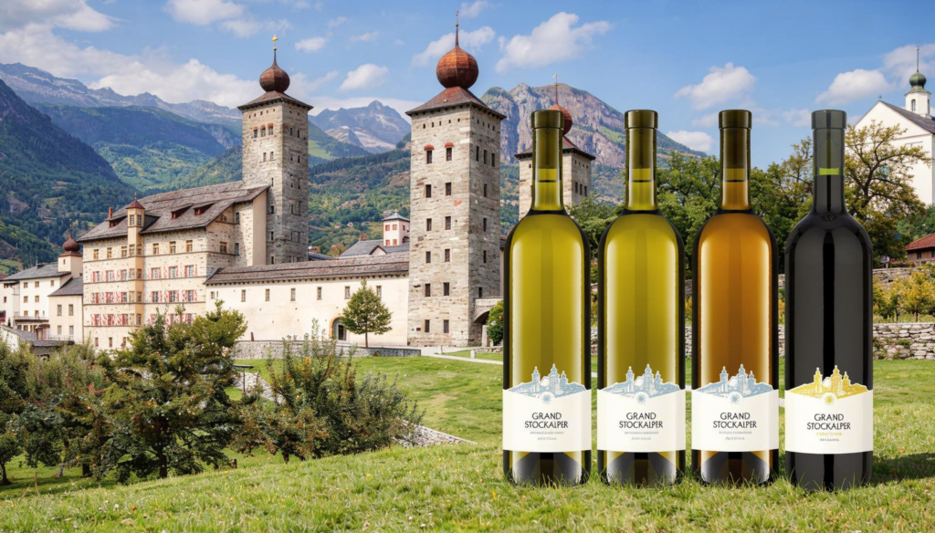 4 Weinflaschen der Grand Stockalper Weinlinie auf dem Rasen im Park vom Stockalperschloss Brig