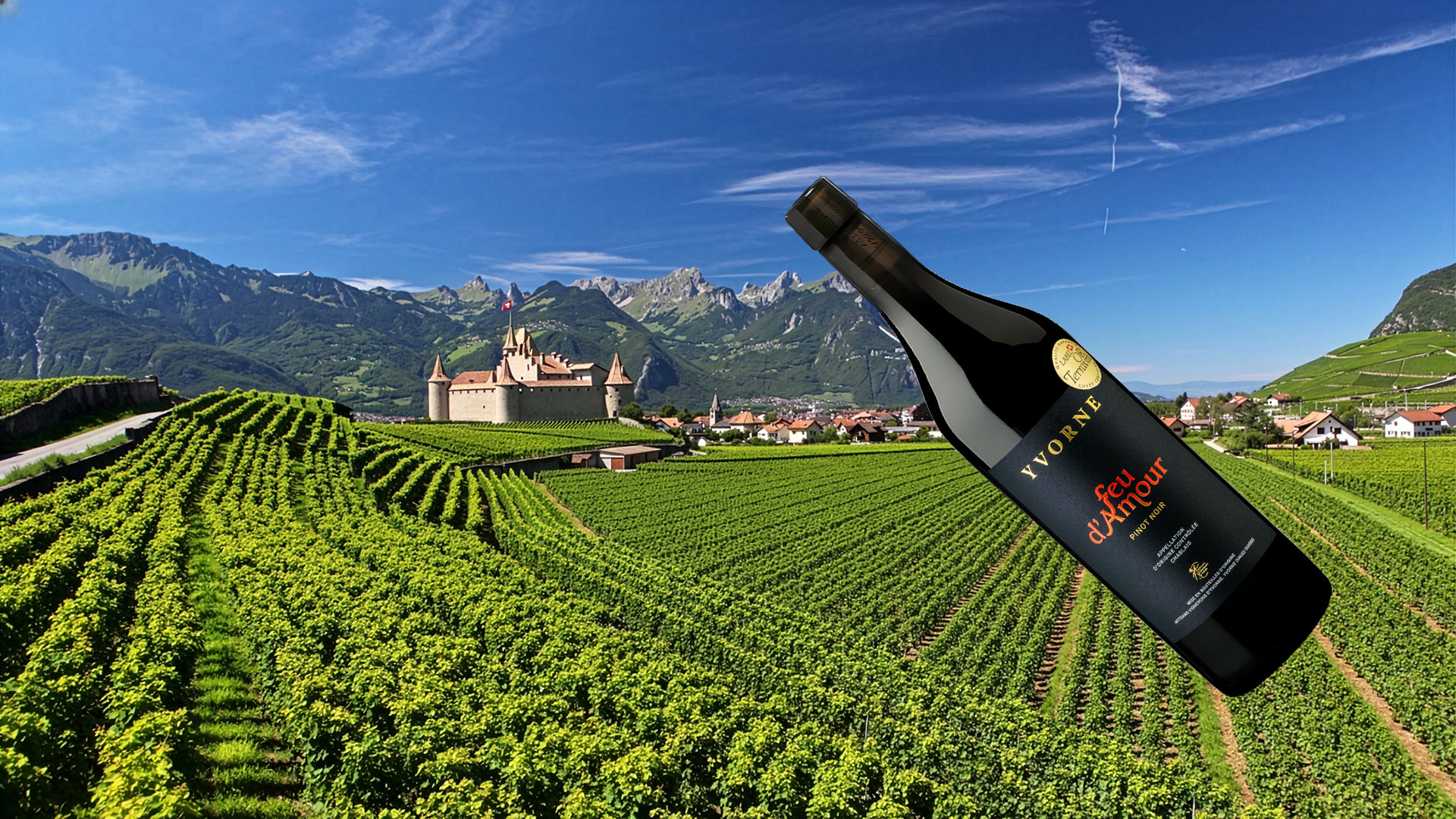 Rotweinflasche der Artisans-Vigneron-dYvorne schwebt über den Rebbergen vor dem Château Aigle im Chablais