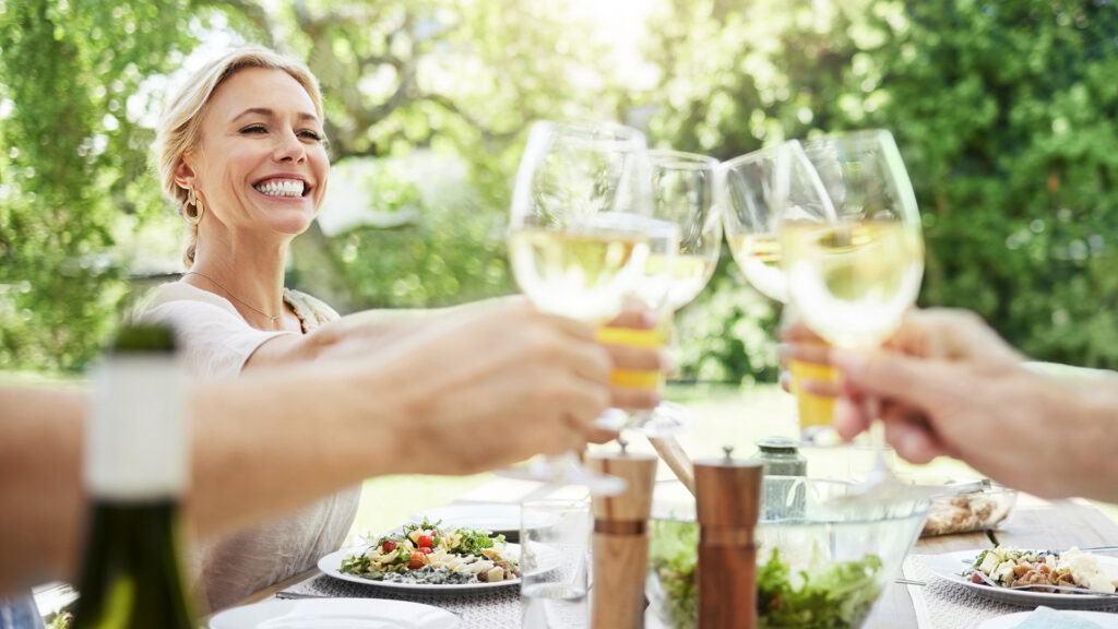 menschen stossen mit weisswein an - ritschard wein magazin shop