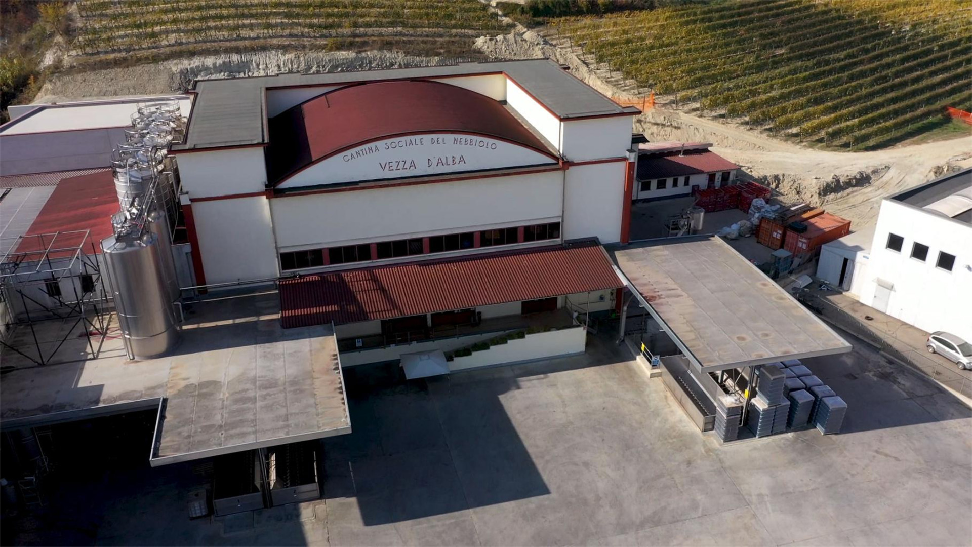 Cantina-Nebbiolo-Region-Piemont-Luftansicht-Aussenansicht