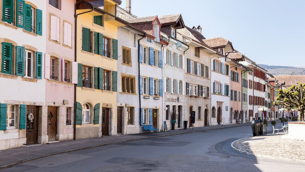Weinbauregion-Neuchâtel-Drei-Seen-Land-Le-Landeron-Häuserzeile-im-Stadtteil-West